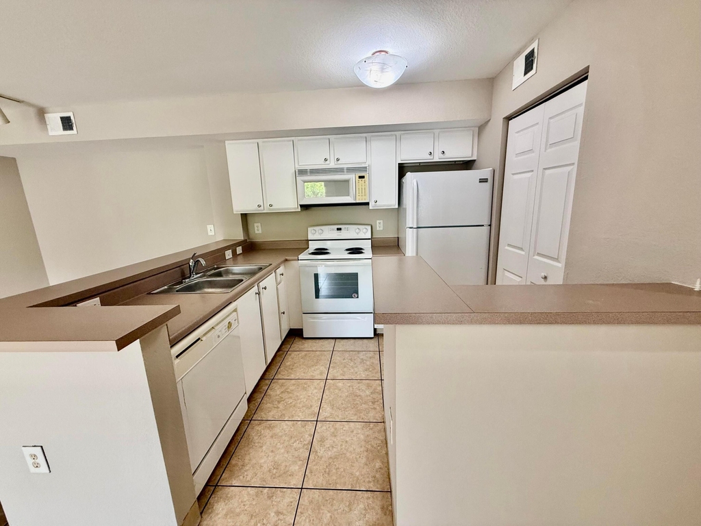 181 Sw Palm Drive - Photo 1