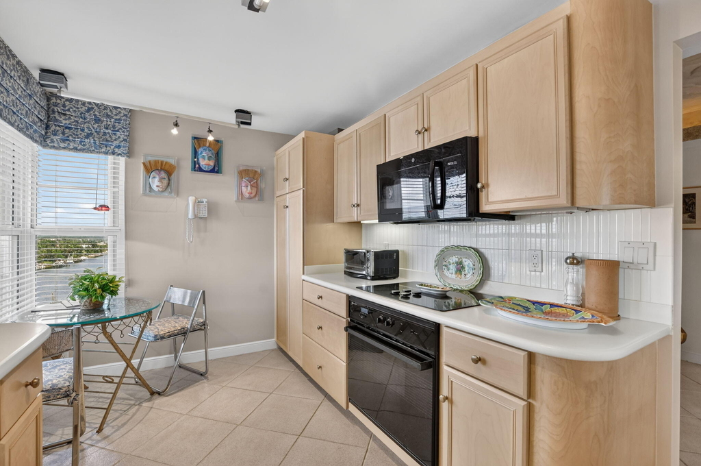 1021 Hillsboro Mile - Photo 11