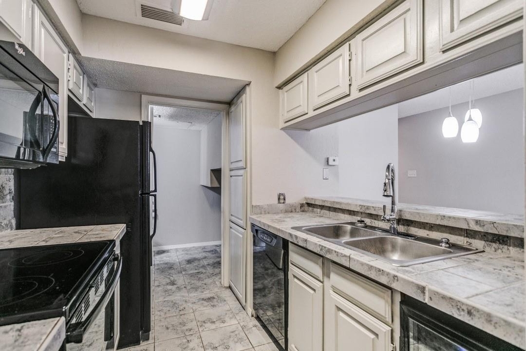18240 Midway Road - Photo 17