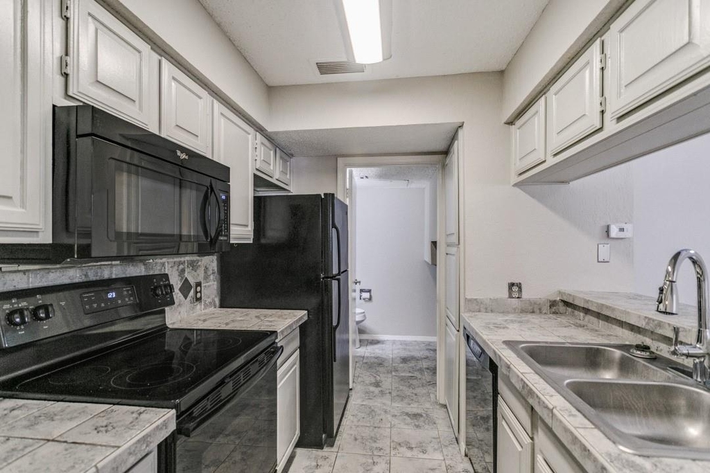 18240 Midway Road - Photo 15