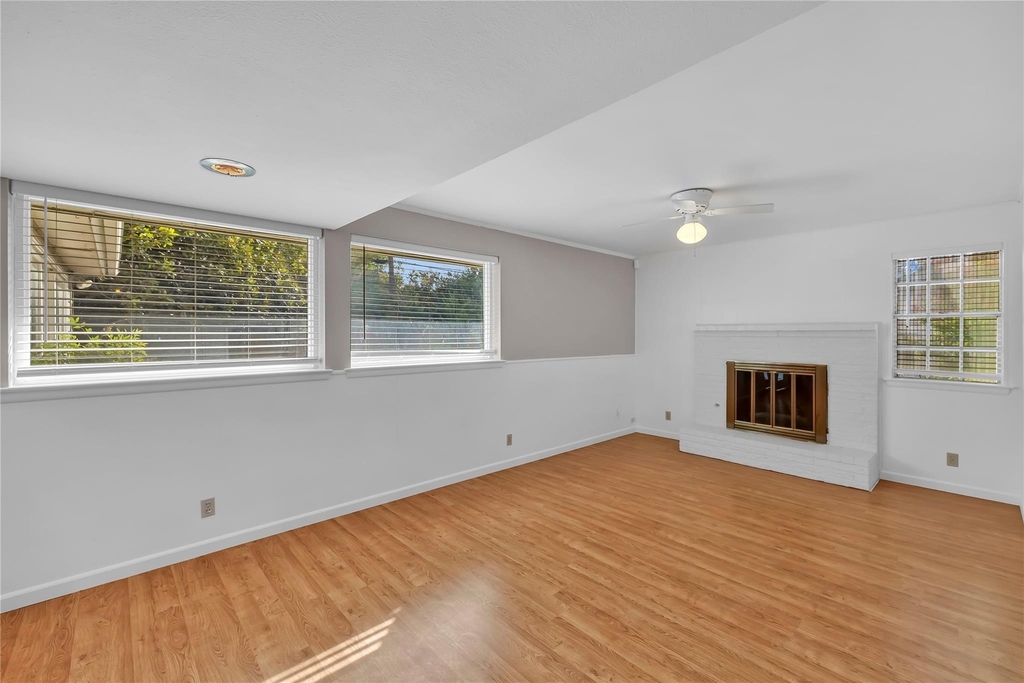 1220 Farnham Court E - Photo 7