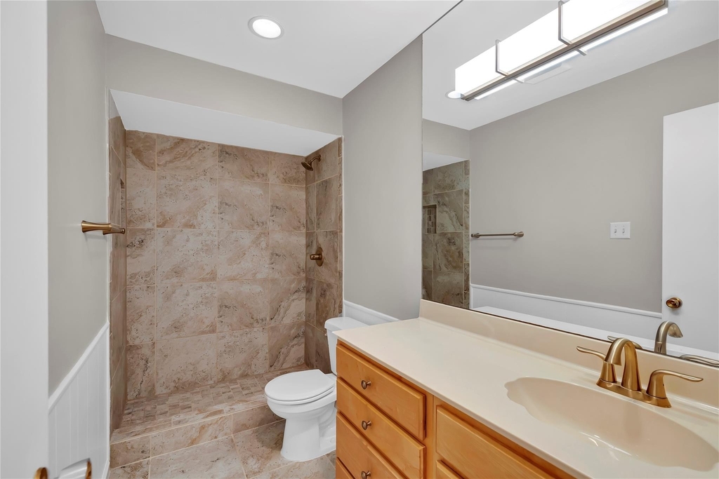 1220 Farnham Court E - Photo 17