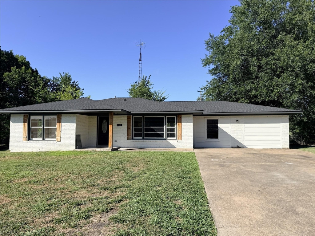 2922 College Circle - Photo 0