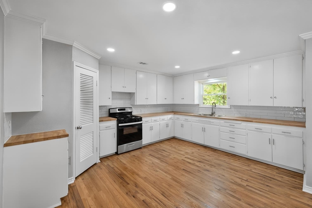 2922 College Circle - Photo 11