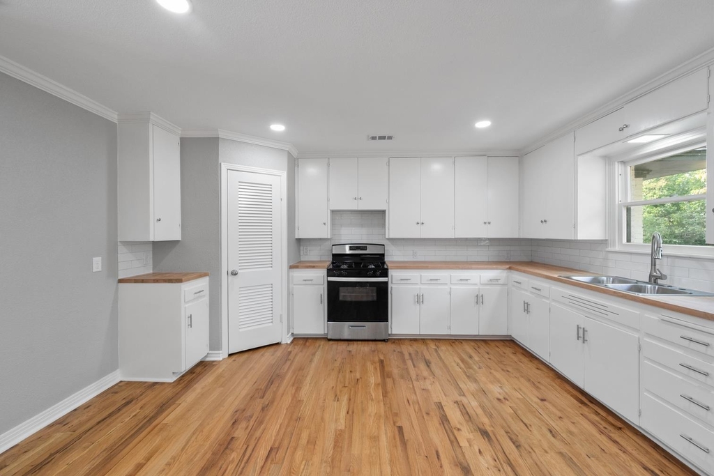 2922 College Circle - Photo 13