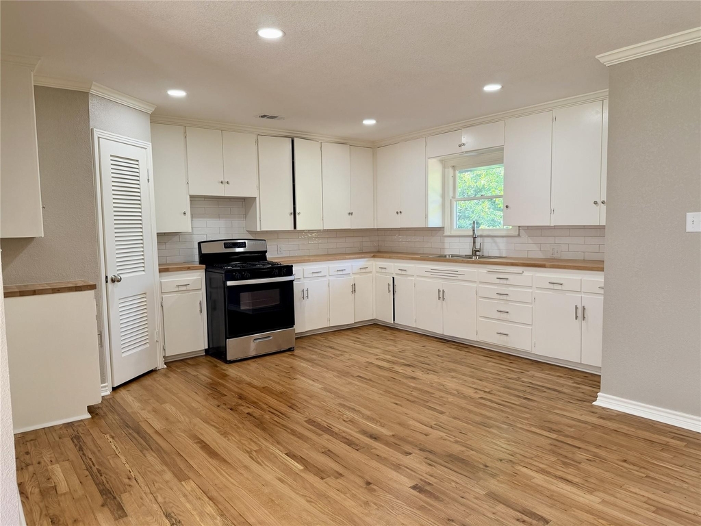 2922 College Circle - Photo 4