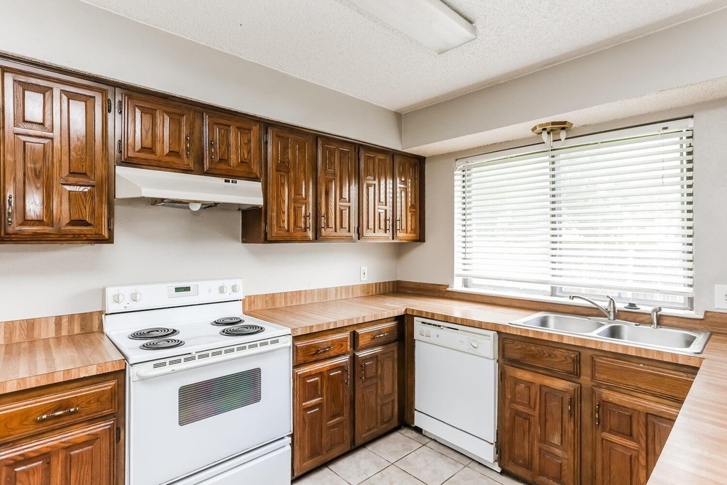 7404 Cheryl Court - Photo 4