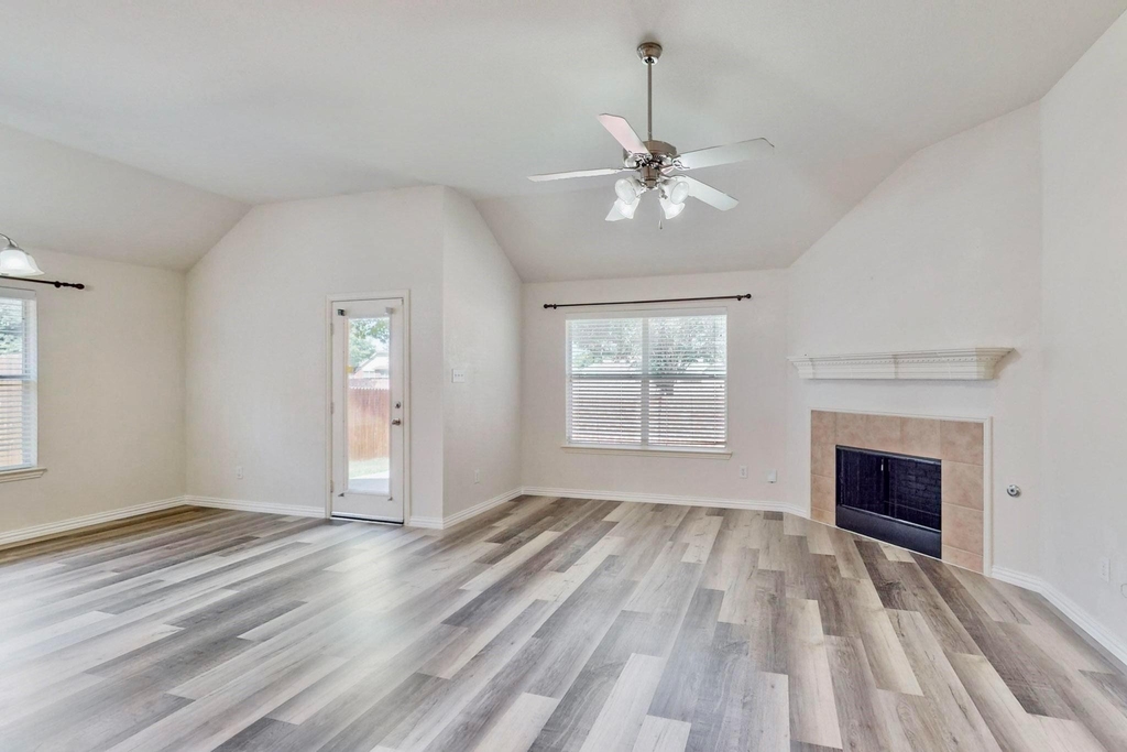 1216 Lake Forest Drive - Photo 3