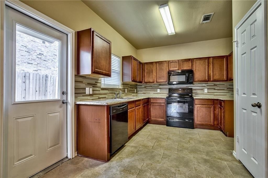 702 E College Street - Photo 8