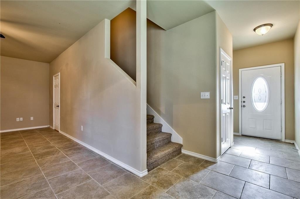 702 E College Street - Photo 2