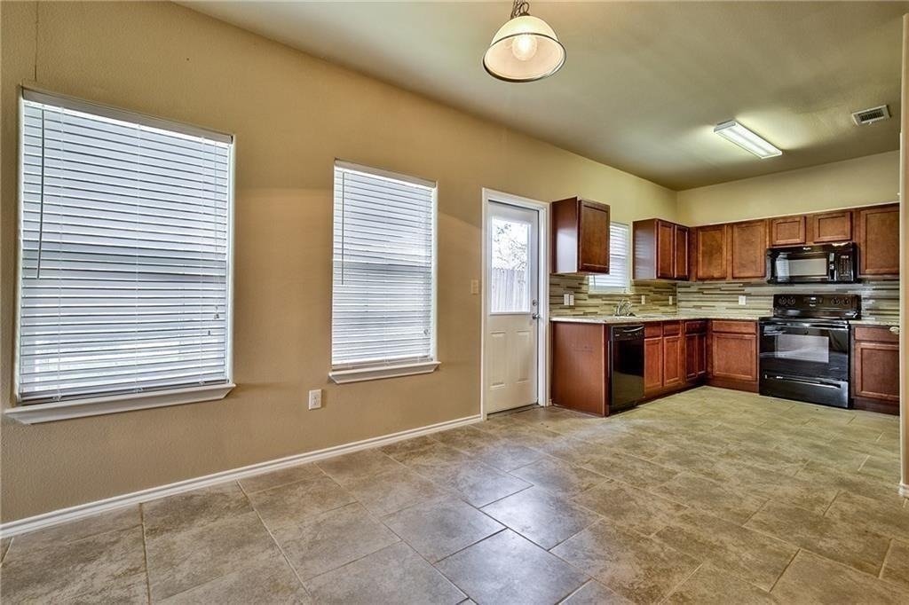 702 E College Street - Photo 7