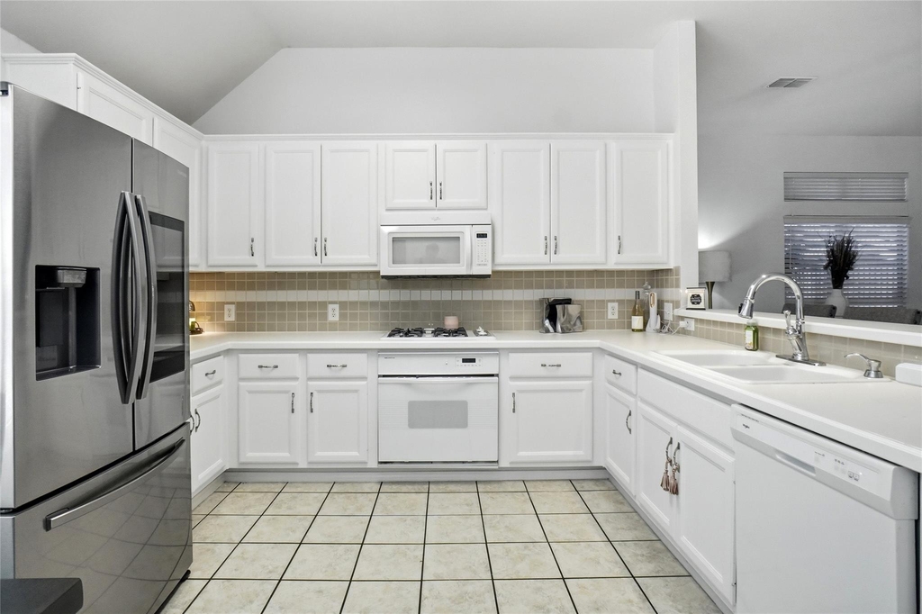 1602 Meadow Park Drive - Photo 4