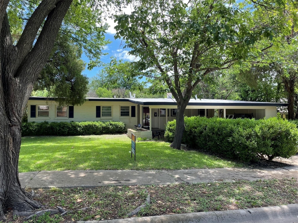 3363 Cromart Avenue - Photo 0