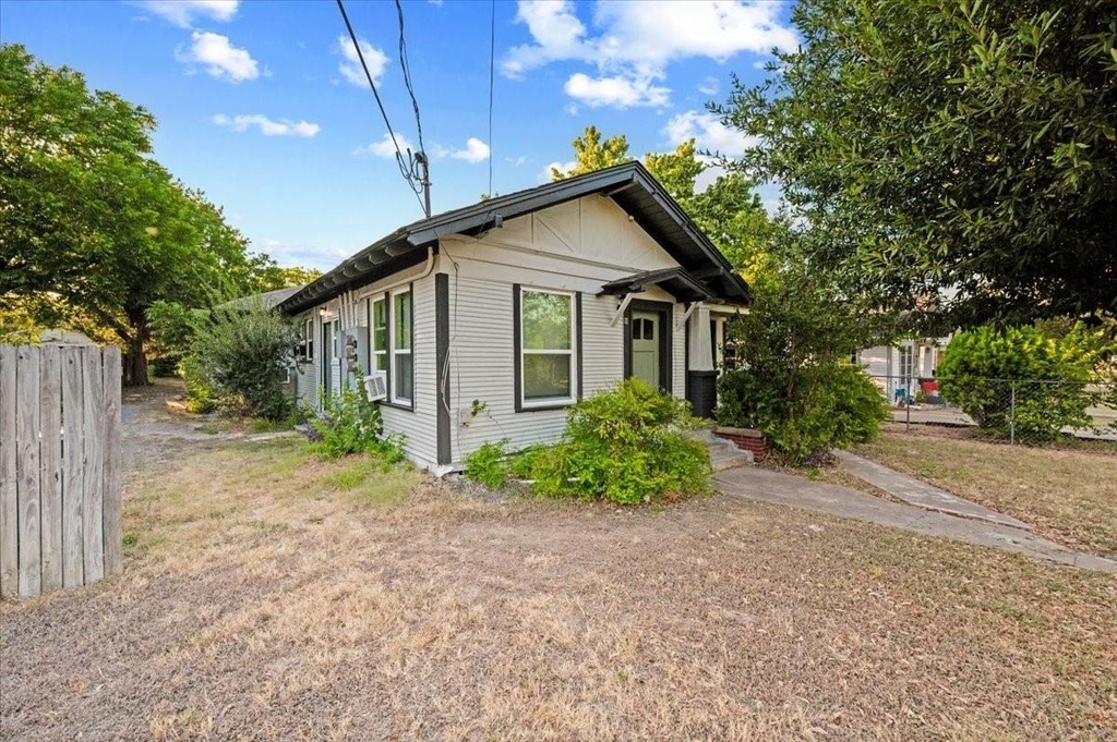 711 Brown Street - Photo 1