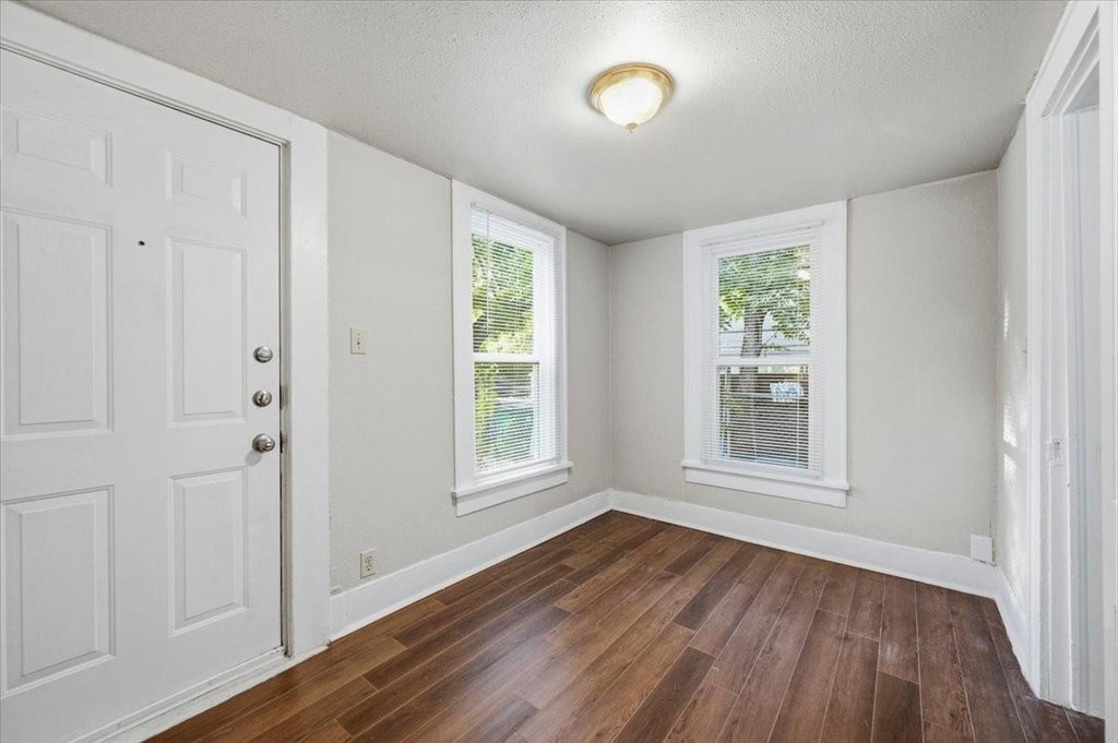 711 Brown Street - Photo 11