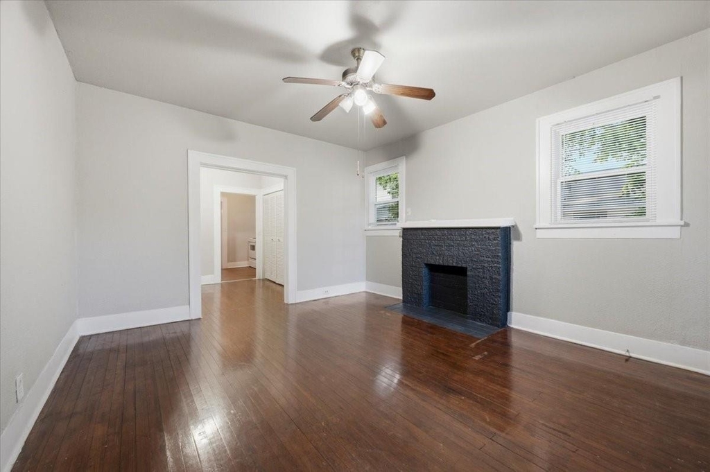 711 Brown Street - Photo 2