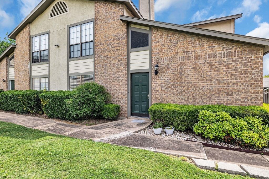 332 W Harwood Road - Photo 2