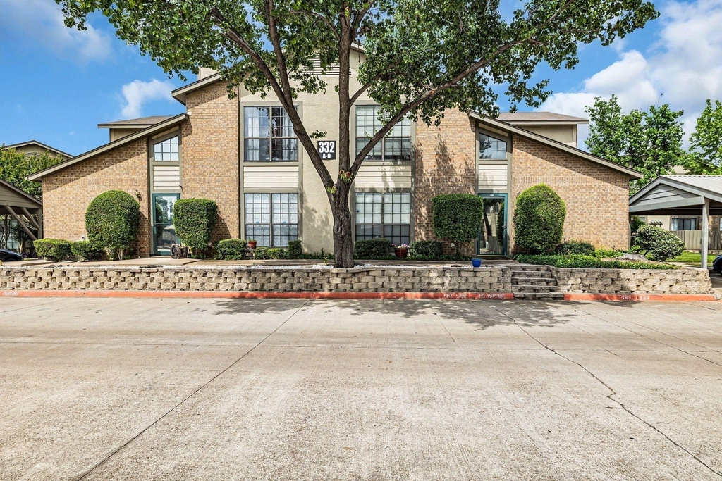 332 W Harwood Road - Photo 0