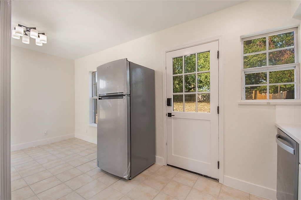 305 N Oak Cliff Boulevard - Photo 5