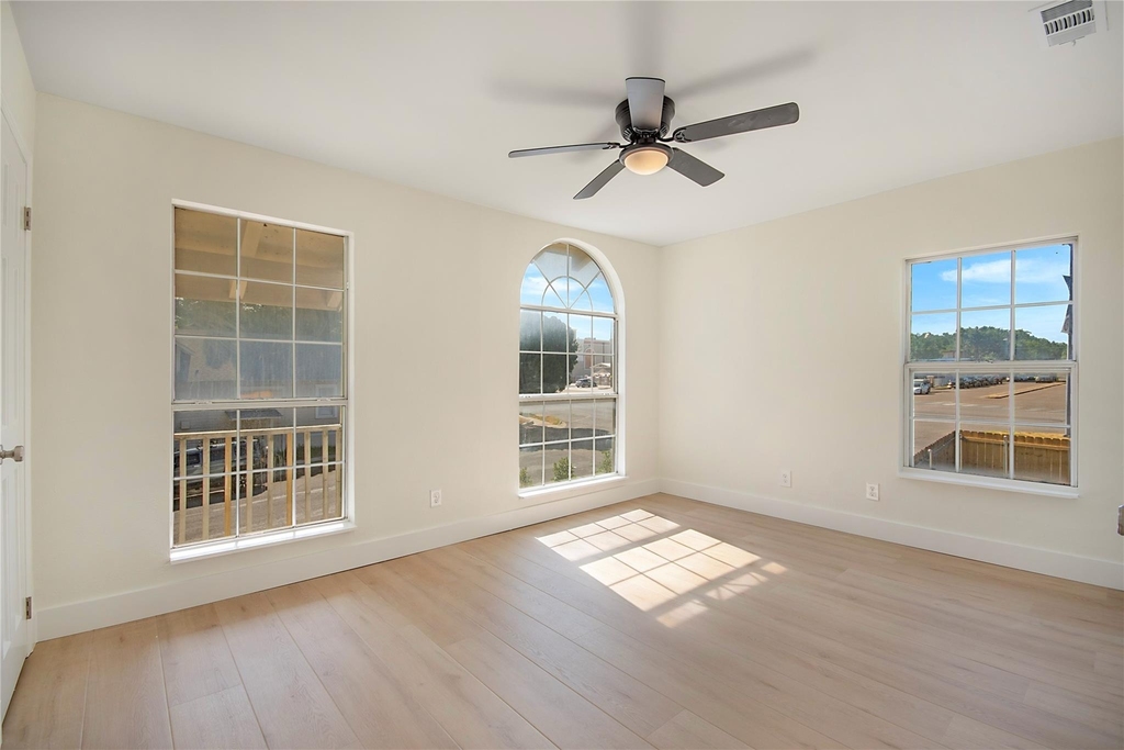 305 N Oak Cliff Boulevard - Photo 9