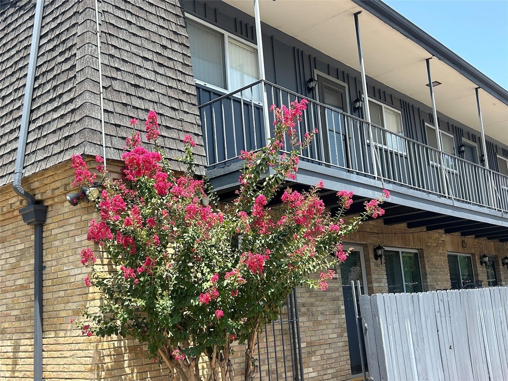 5014 Les Chateaux Drive - Photo 0