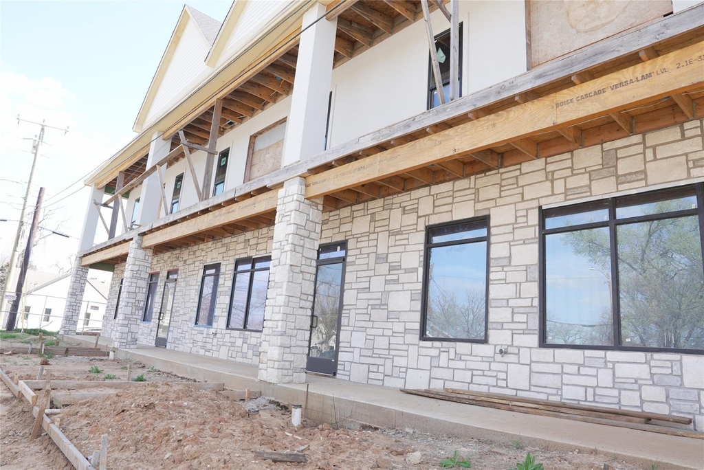 303 W Oak Street - Photo 1