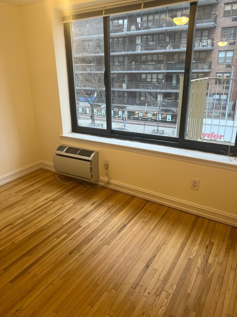 E 82 St / 1st Avenue  - Photo 4