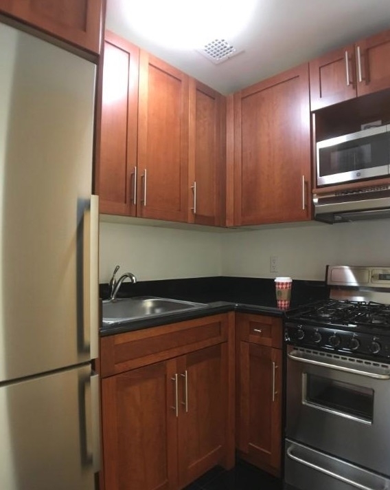 E 87 St / York Avenue - Photo 4