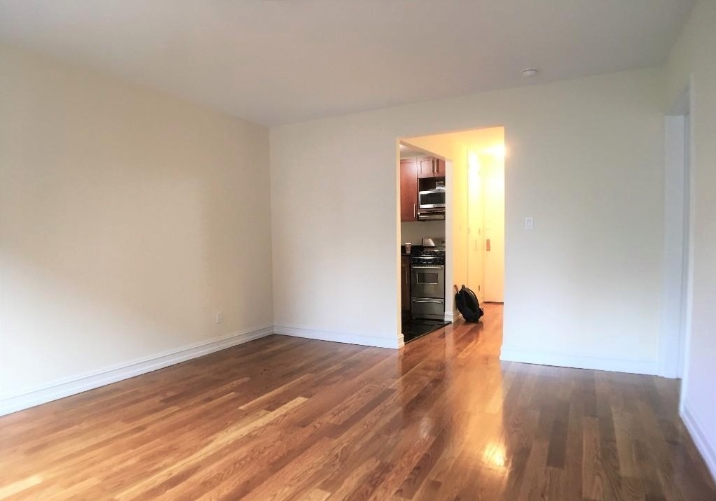 E 87 St / York Avenue - Photo 2