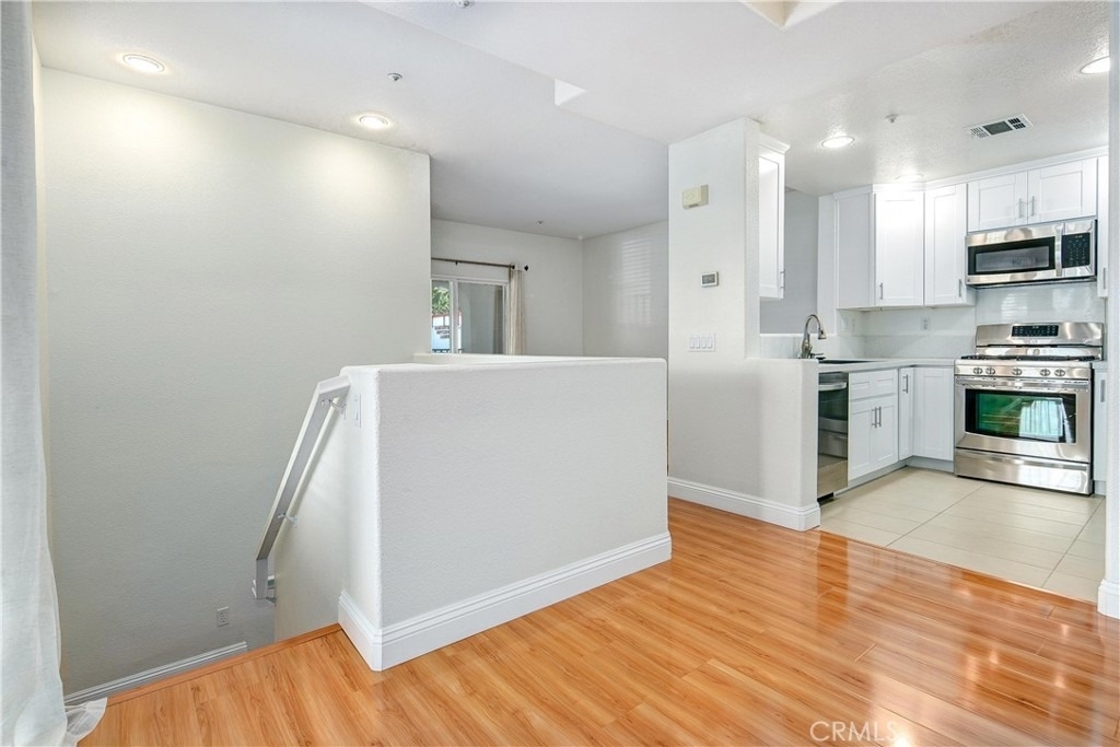 600 E Walnut - Photo 2