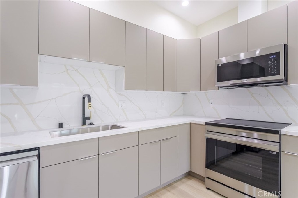 11112 1/2 Emelita Street - Photo 5