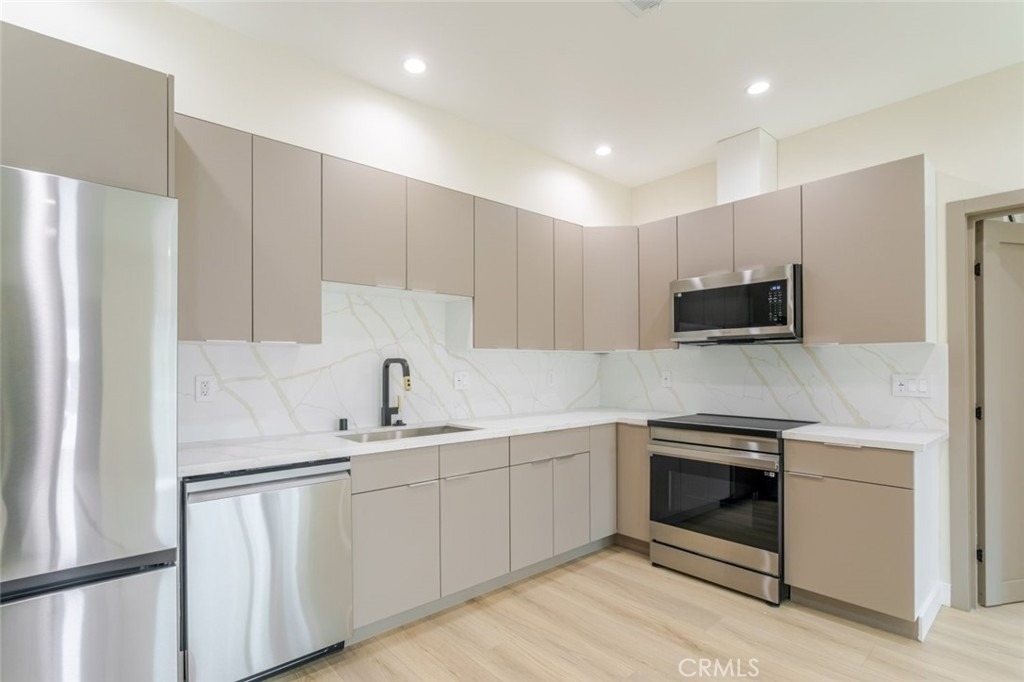 11112 1/2 Emelita Street - Photo 4
