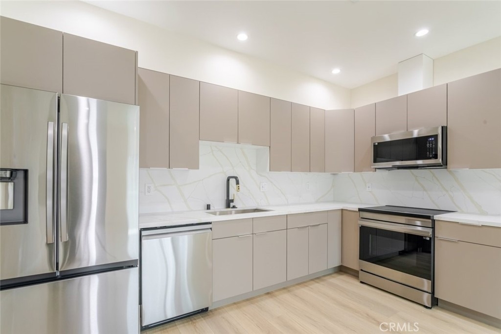 11112 1/2 Emelita Street - Photo 3