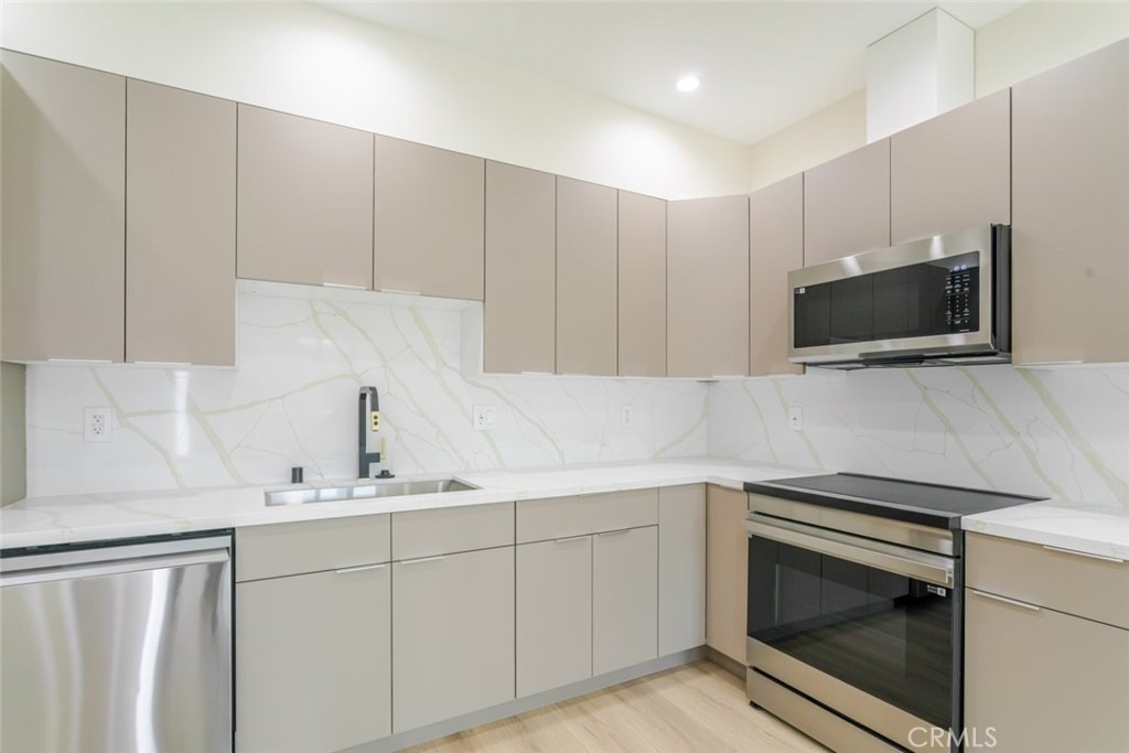 11112 1/2 Emelita Street - Photo 6