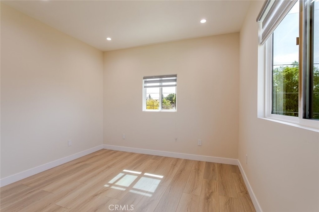 11112 1/2 Emelita Street - Photo 12