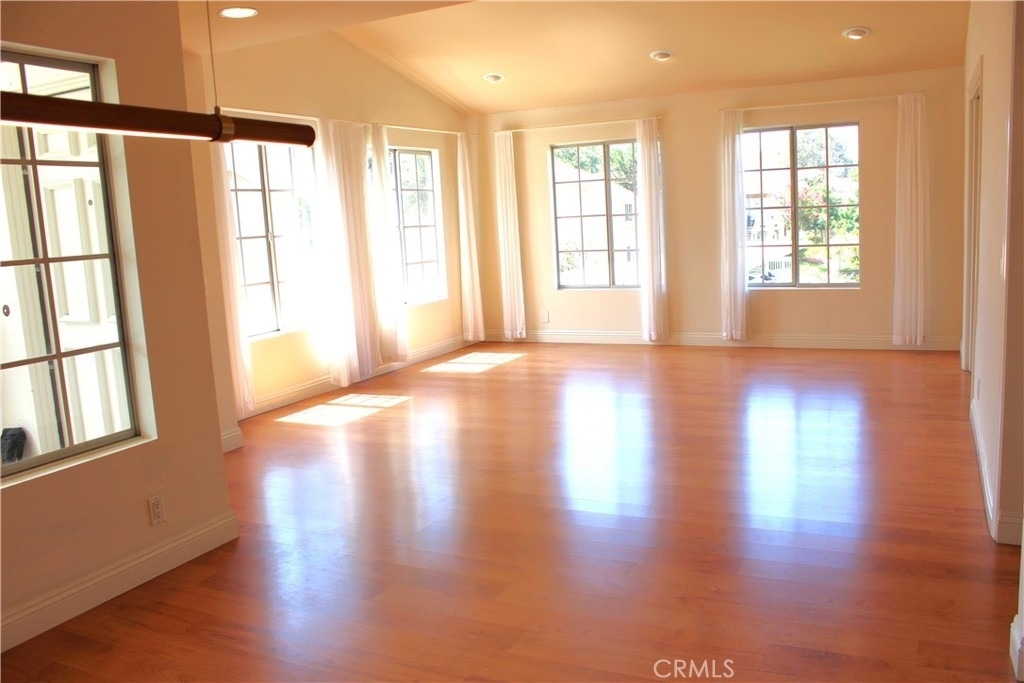 111 Greenfield - Photo 2