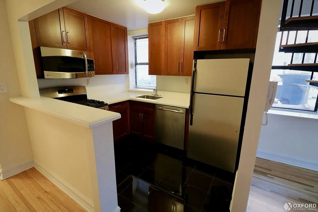 365 West 52nd Street - Photo 5