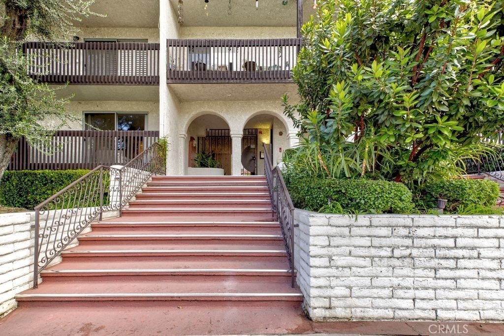 5334 Lindley - Photo 1