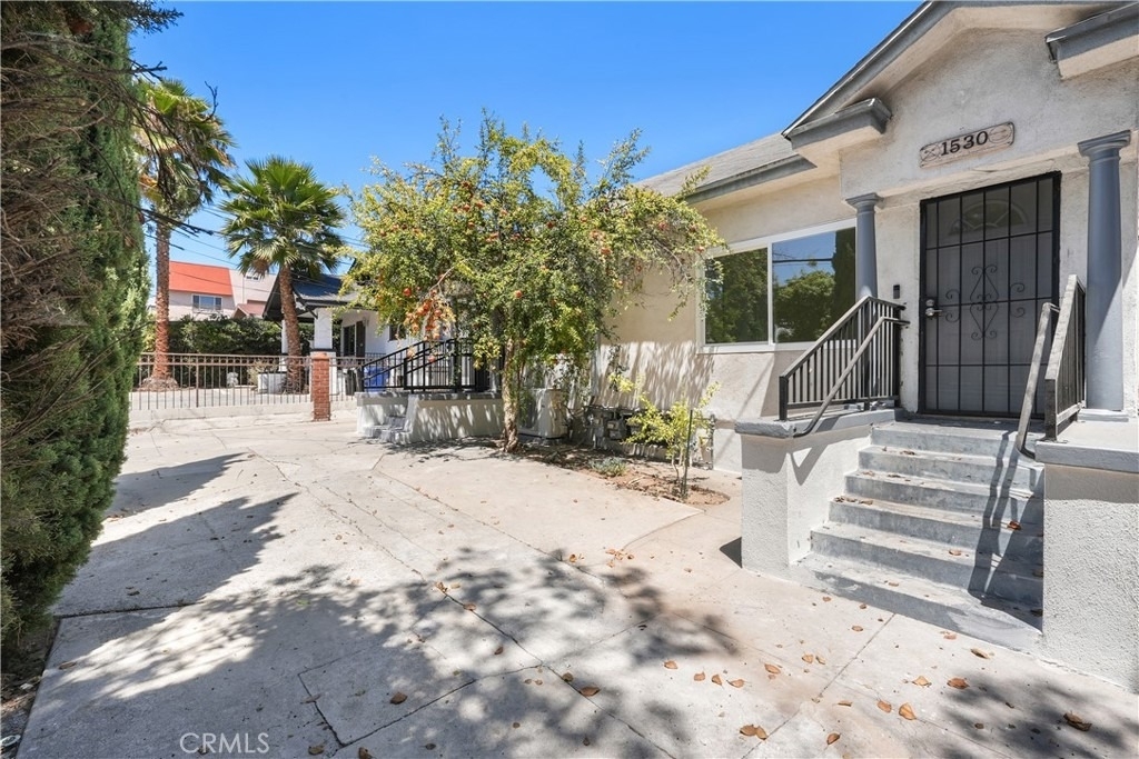 1530 N Mariposa - Photo 1