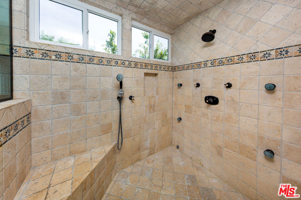 9808 Hillgreen Place - Photo 18