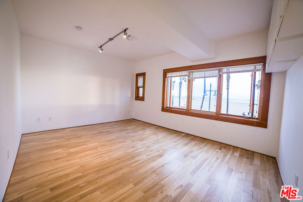 8 Brooks Avenue - Photo 3