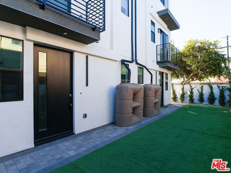 2817 S Redondo Boulevard - Photo 2