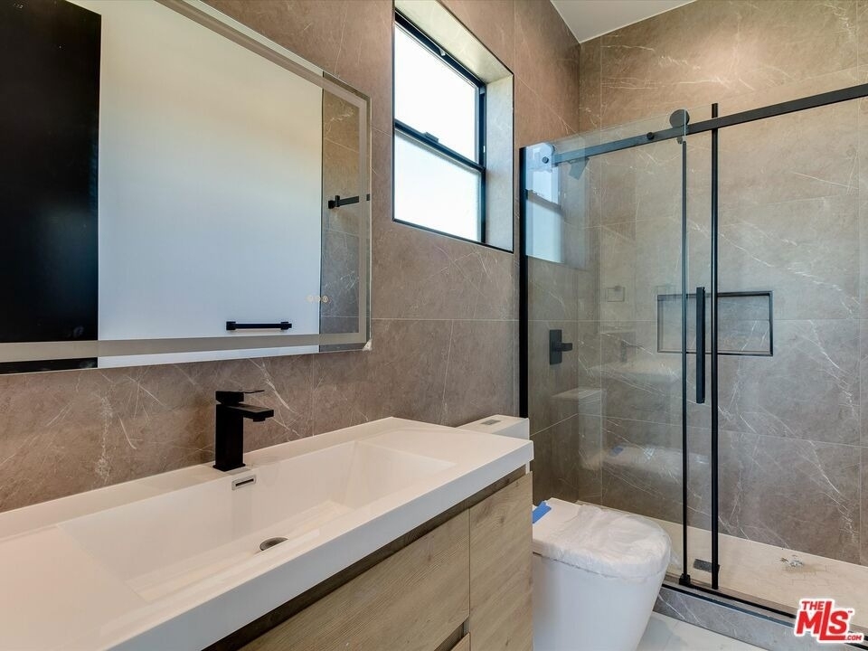2817 S Redondo Boulevard - Photo 18