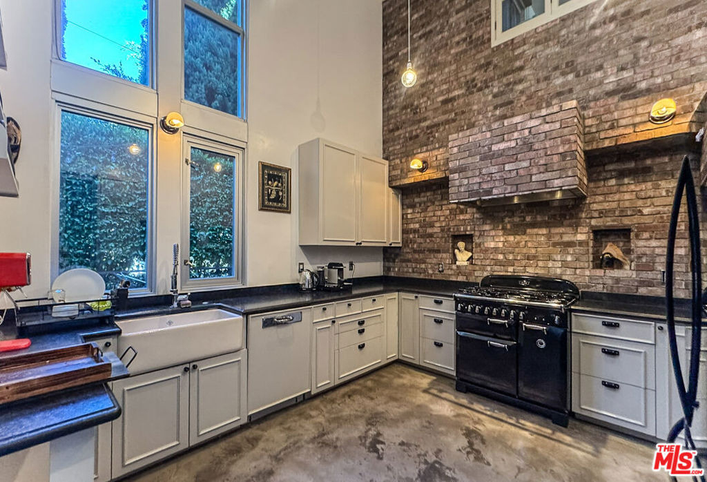 1037 N Laurel Avenue - Photo 10