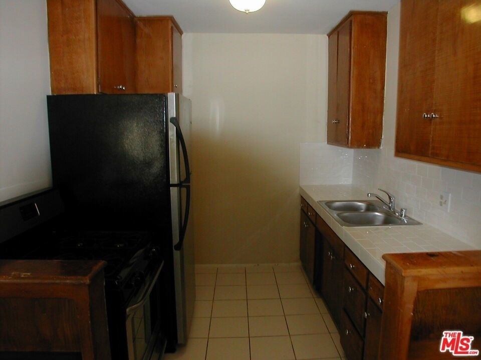 833 N Kingsley Drive - Photo 5