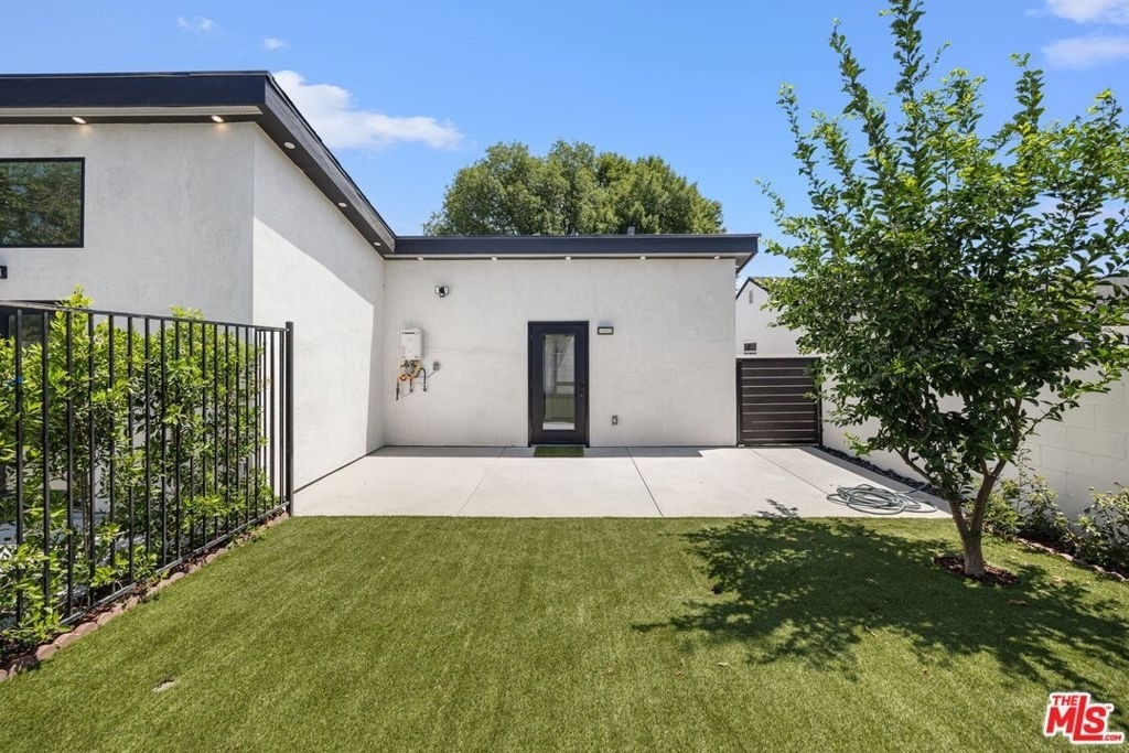 7935 Zelzah Avenue - Photo 17