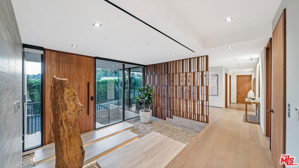 8777 W Hollywood Boulevard - Photo 11