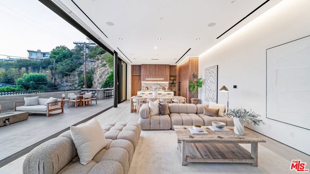 8777 W Hollywood Boulevard - Photo 19