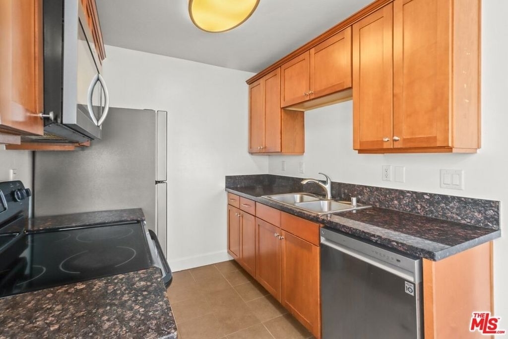 10982 Roebling Avenue - Photo 7