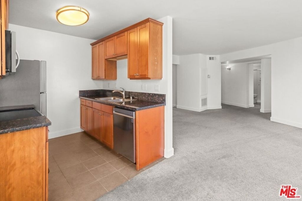 10982 Roebling Avenue - Photo 5